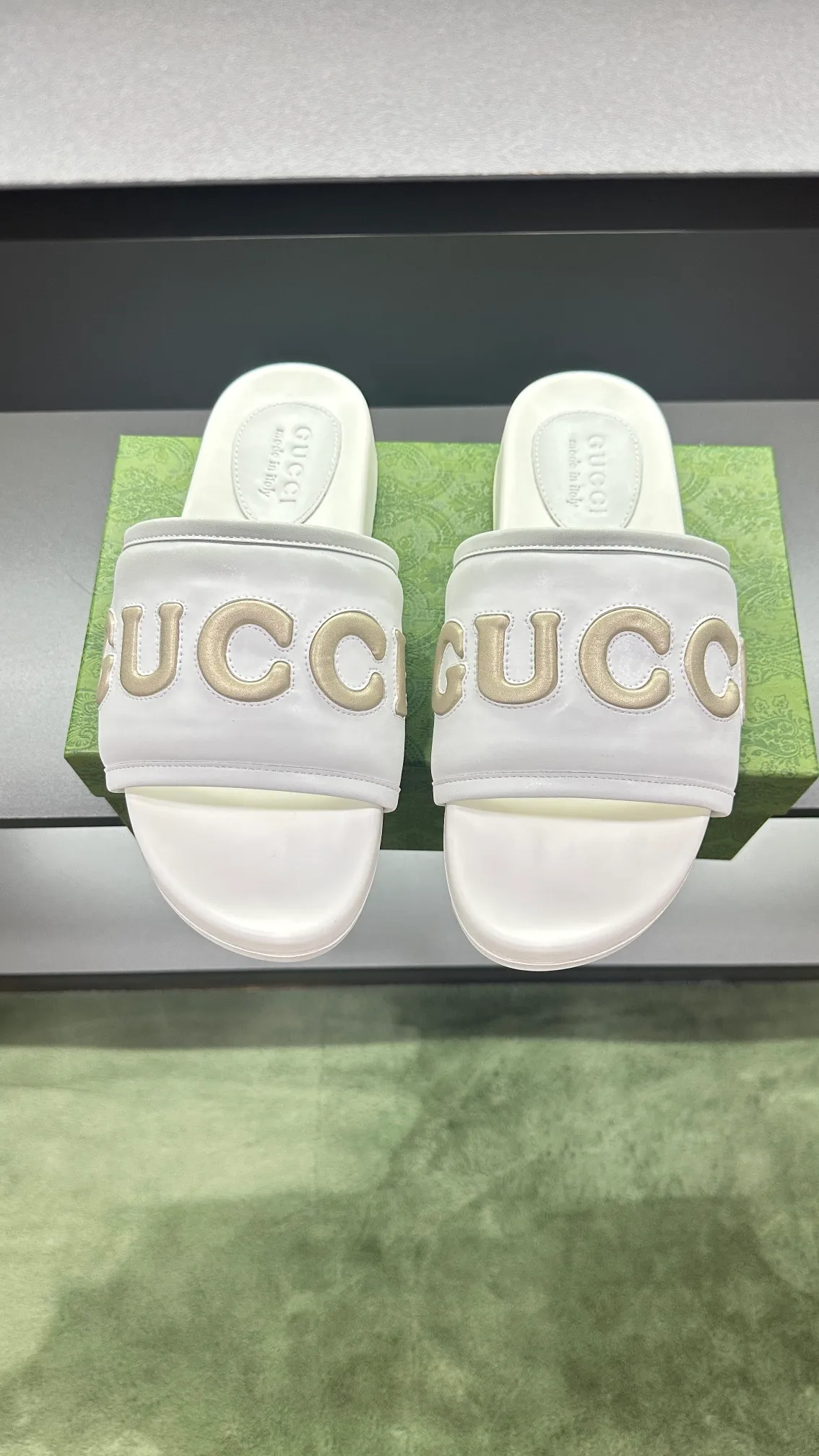 [G Family Couple Style] P: 320💰Female size 36~40 Men's size 39~45, (46. Custom-made GG slippers for men and women. This slipper is made of GG polyester fiber and is decorated with a Gucci label on the front, which adds a striking logo feel to the style. Beige GG recycled polyester fiber, same size for men and women, leather trim